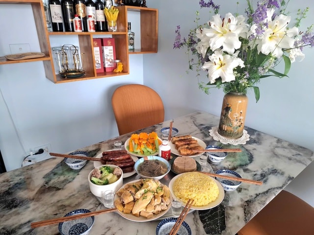 Thị trường đồ lễ sôi động, mâm cỗ chay và hoa tươi 'lên ngôi' dịp rằm tháng Giêng- Ảnh 5.