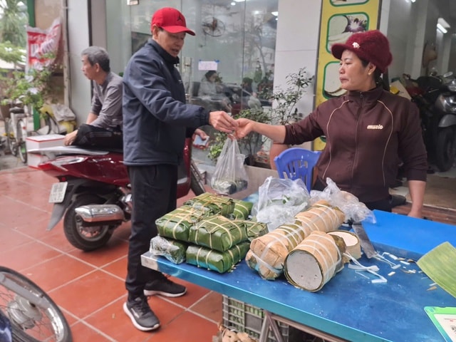 Thị trường đồ lễ sôi động, mâm cỗ chay và hoa tươi 'lên ngôi' dịp rằm tháng Giêng- Ảnh 1.