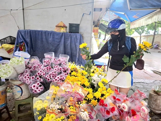 Thị trường đồ lễ sôi động, mâm cỗ chay và hoa tươi 'lên ngôi' dịp rằm tháng Giêng- Ảnh 3.