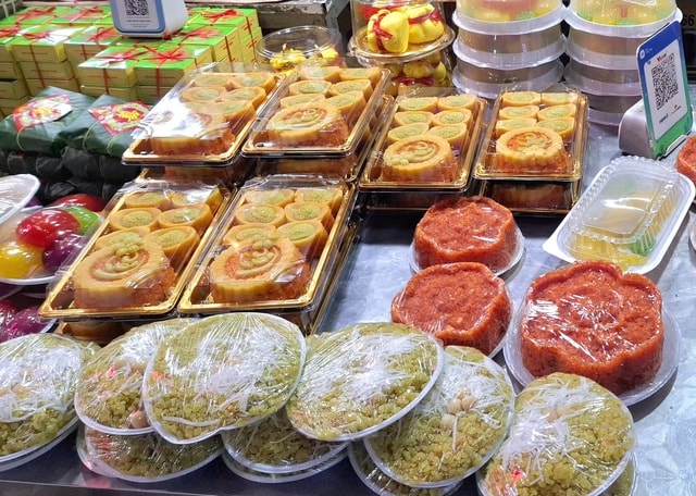 Thị trường đồ lễ sôi động, mâm cỗ chay và hoa tươi 'lên ngôi' dịp rằm tháng Giêng- Ảnh 2.