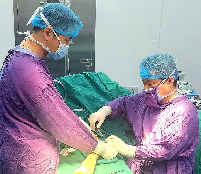 Tê ngón út kéo dài, người đàn ông suýt teo cơ bàn tay- Ảnh 1.