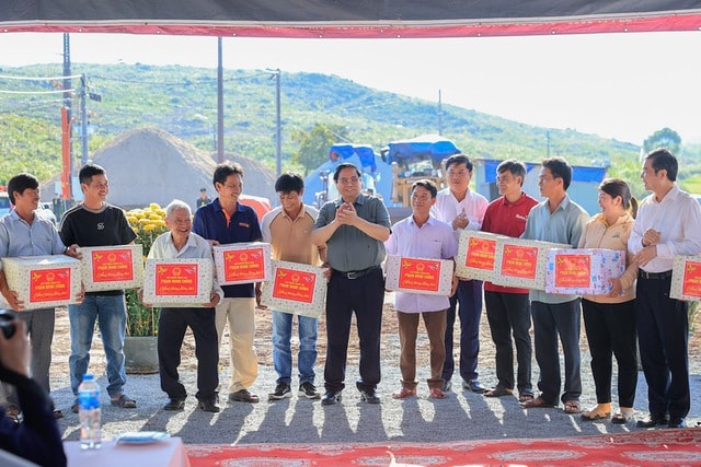 Thủ tướng khảo sát tái thiết vùng bão lũ miền Trung- Ảnh 2. Thủ tướng khảo sát tái thiết vùng bão lũ miền Trung- Ảnh 2.