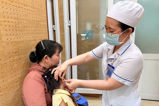 Điếc đột ngột và ‘bẫy’ công nghệ: Cảnh báo từ chuyên gia Tai Mũi Họng- Ảnh 1.