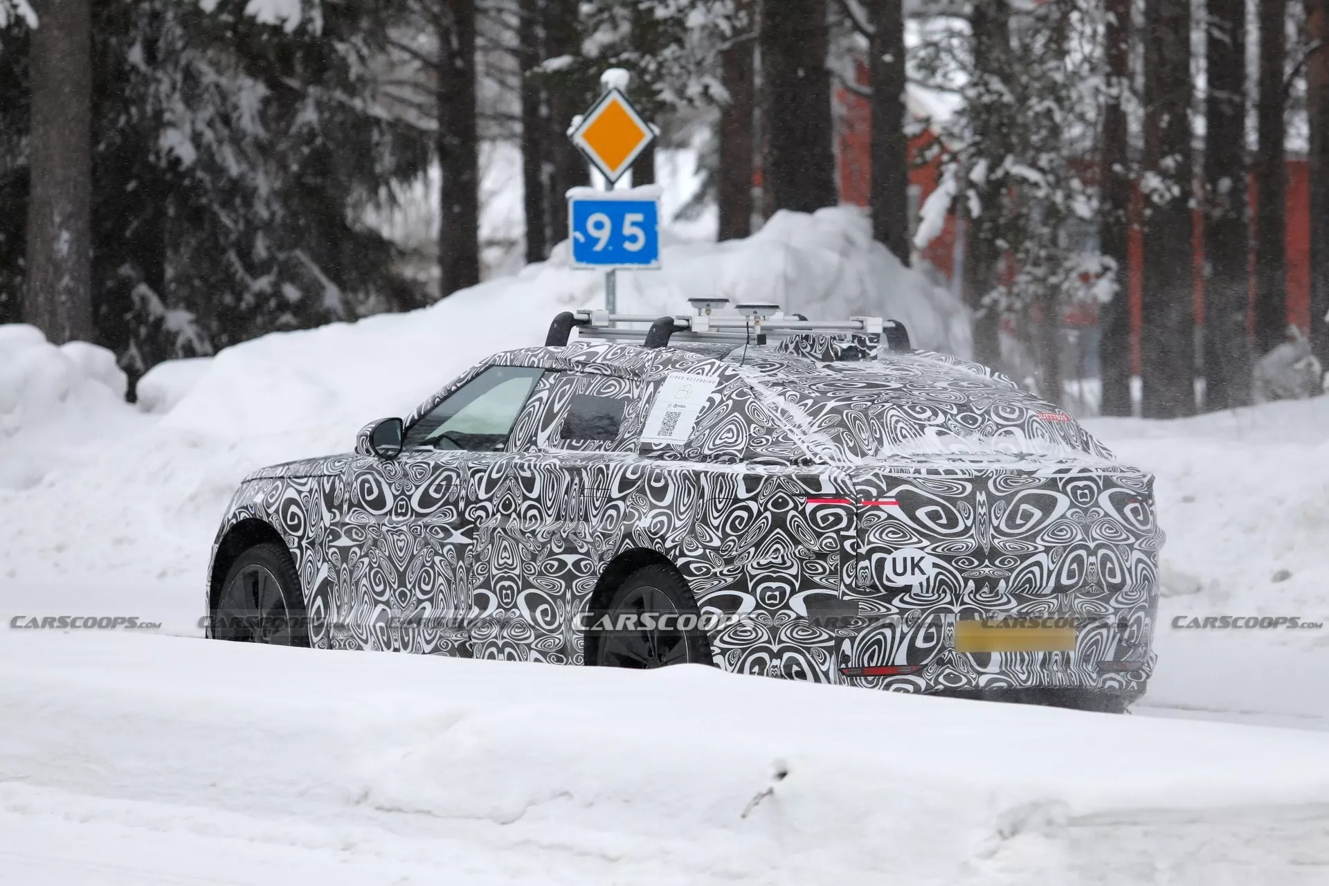 Các chi tiết đặc trưng như tay nắm cửa ẩn được tinh chỉnh lại để phù hợp với ngôn ngữ thiết kế thuần điện. (Ảnh: Carscoops)