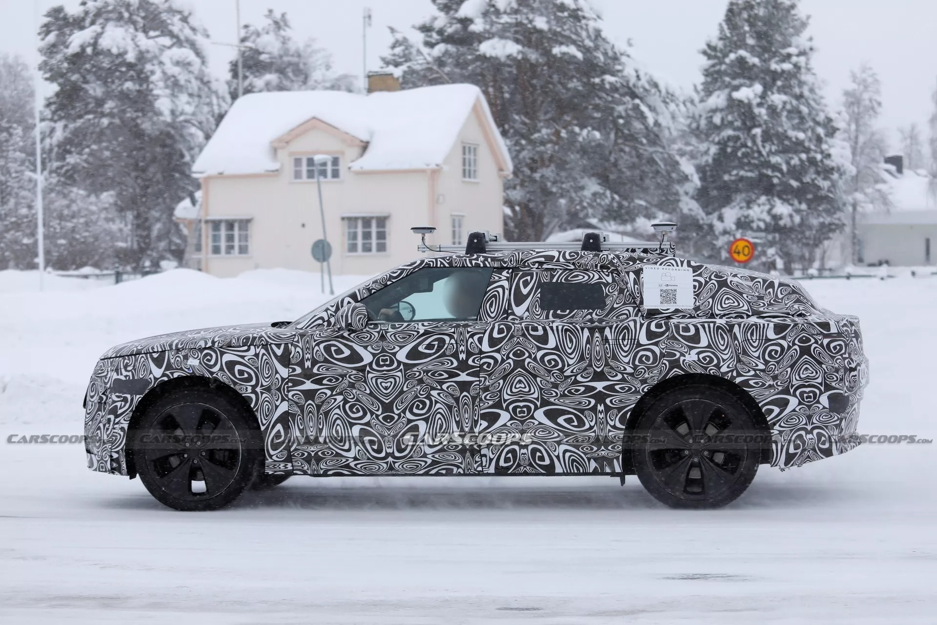 Range Rover Velar 2026 trên đường chạy thử với kiểu dáng khí động học khác biệt hoàn toàn bản cũ. (Ảnh: Carscoops)