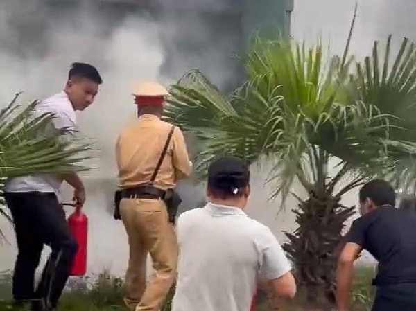 Xe đầu kéo bốc cháy khi đang lưu thông, CSGT và người dân đuổi theo dập lửa- Ảnh 1.