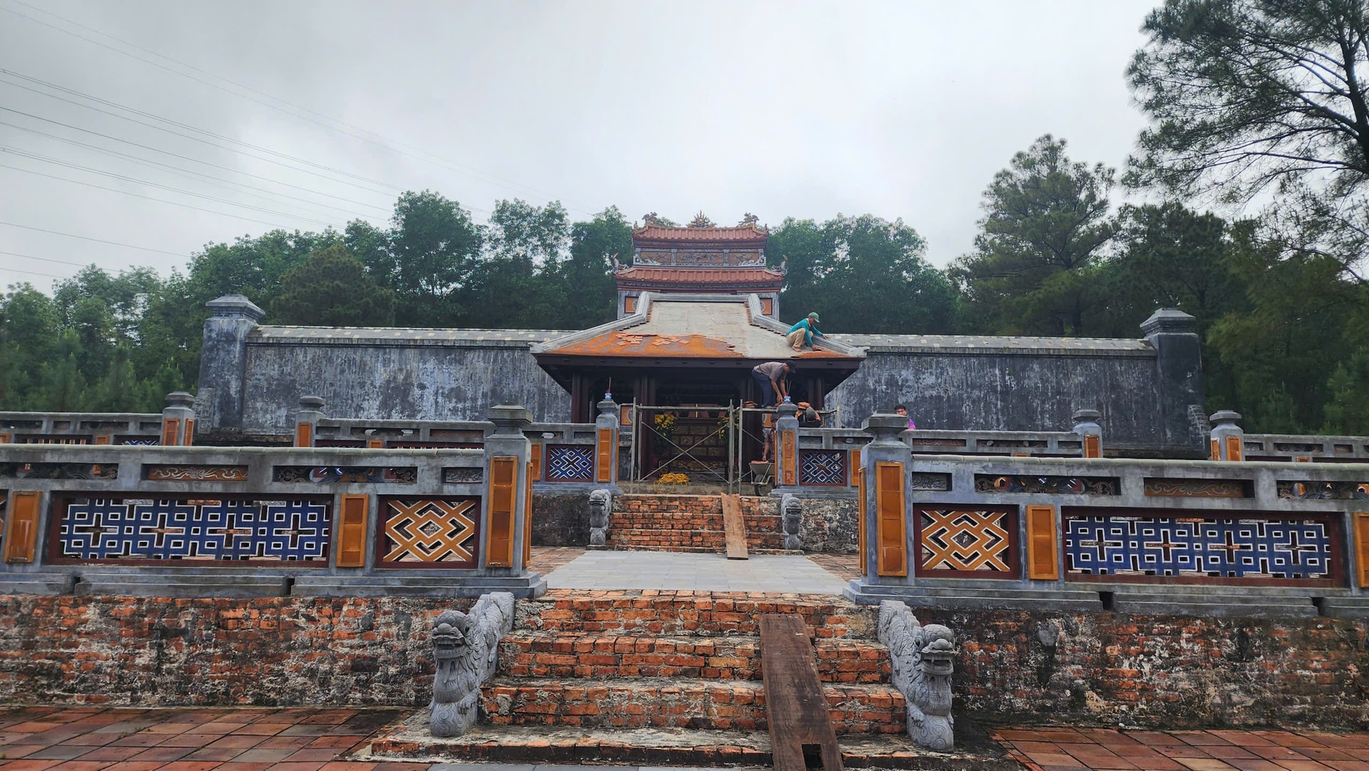 'Công trình lạ' trước lăng mộ Hoàng thái hậu Từ Dụ hiện ra sao?- Ảnh 1.