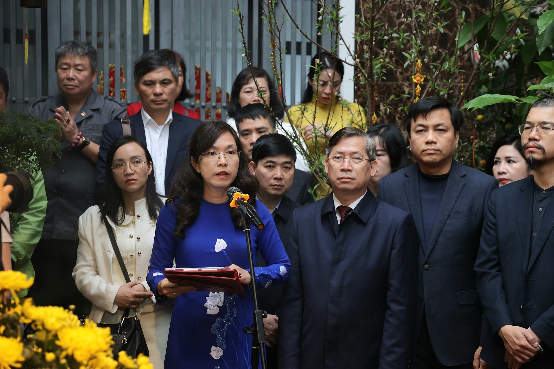 Bộ trưởng Đào Hồng Lan cùng đoàn Bộ Y tế dâng hương tưởng nhớ các Đại danh y tại Y miếu Thăng Long- Ảnh 6. Bộ trưởng Đào Hồng Lan cùng đoàn Bộ Y tế dâng hương tưởng nhớ các Đại danh y tại Y miếu Thăng Long- Ảnh 6.