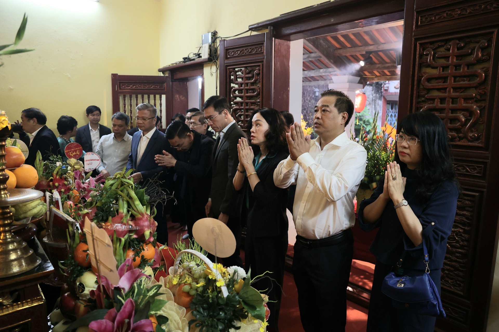 Bộ trưởng Đào Hồng Lan cùng đoàn Bộ Y tế dâng hương tưởng nhớ các Đại danh y tại Y miếu Thăng Long- Ảnh 7. Bộ trưởng Đào Hồng Lan cùng đoàn Bộ Y tế dâng hương tưởng nhớ các Đại danh y tại Y miếu Thăng Long- Ảnh 7.