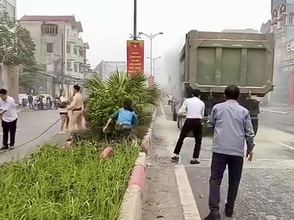 Xe đầu kéo bốc cháy khi đang lưu thông, CSGT và người dân đuổi theo dập lửa- Ảnh 2.