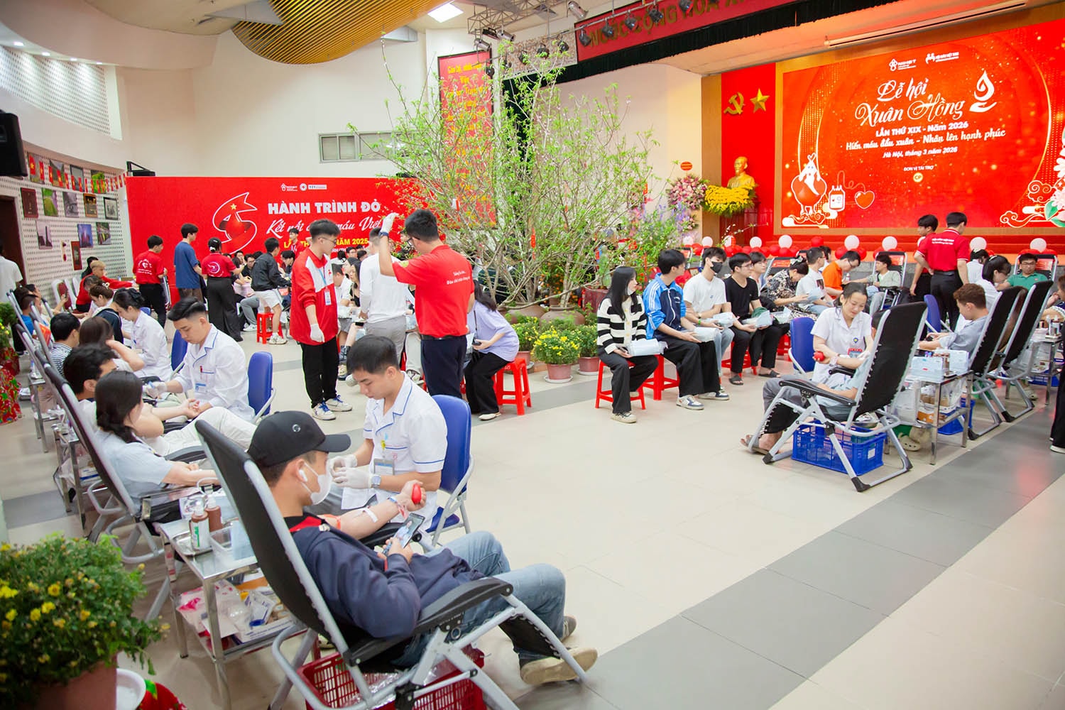 Lễ hội Xuân hồng, nơi lòng nhân ái hiến máu cứu người lan toả, nhân lên- Ảnh 5. Lễ hội Xuân hồng, nơi lòng nhân ái hiến máu cứu người lan toả, nhân lên- Ảnh 5.