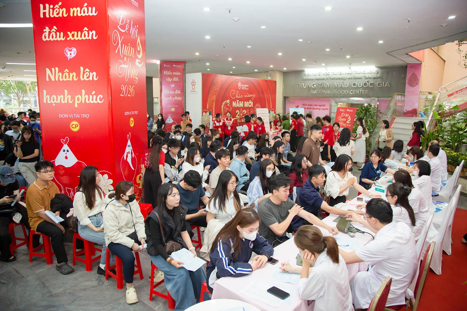 Lễ hội Xuân hồng, nơi lòng nhân ái hiến máu cứu người lan toả, nhân lên- Ảnh 1. Lễ hội Xuân hồng, nơi lòng nhân ái hiến máu cứu người lan toả, nhân lên- Ảnh 1.