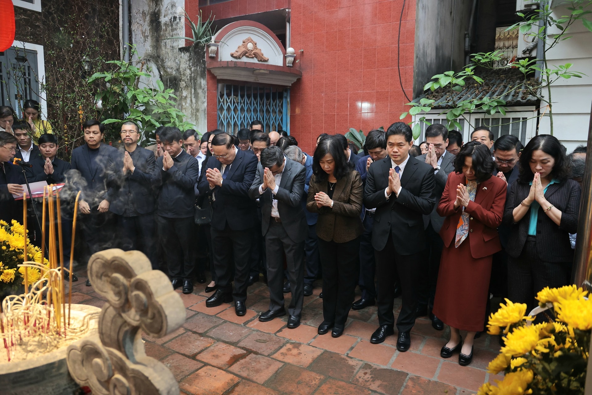 Bộ trưởng Đào Hồng Lan cùng đoàn Bộ Y tế dâng hương tưởng nhớ các Đại danh y tại Y miếu Thăng Long- Ảnh 3. Bộ trưởng Đào Hồng Lan cùng đoàn Bộ Y tế dâng hương tưởng nhớ các Đại danh y tại Y miếu Thăng Long- Ảnh 3.