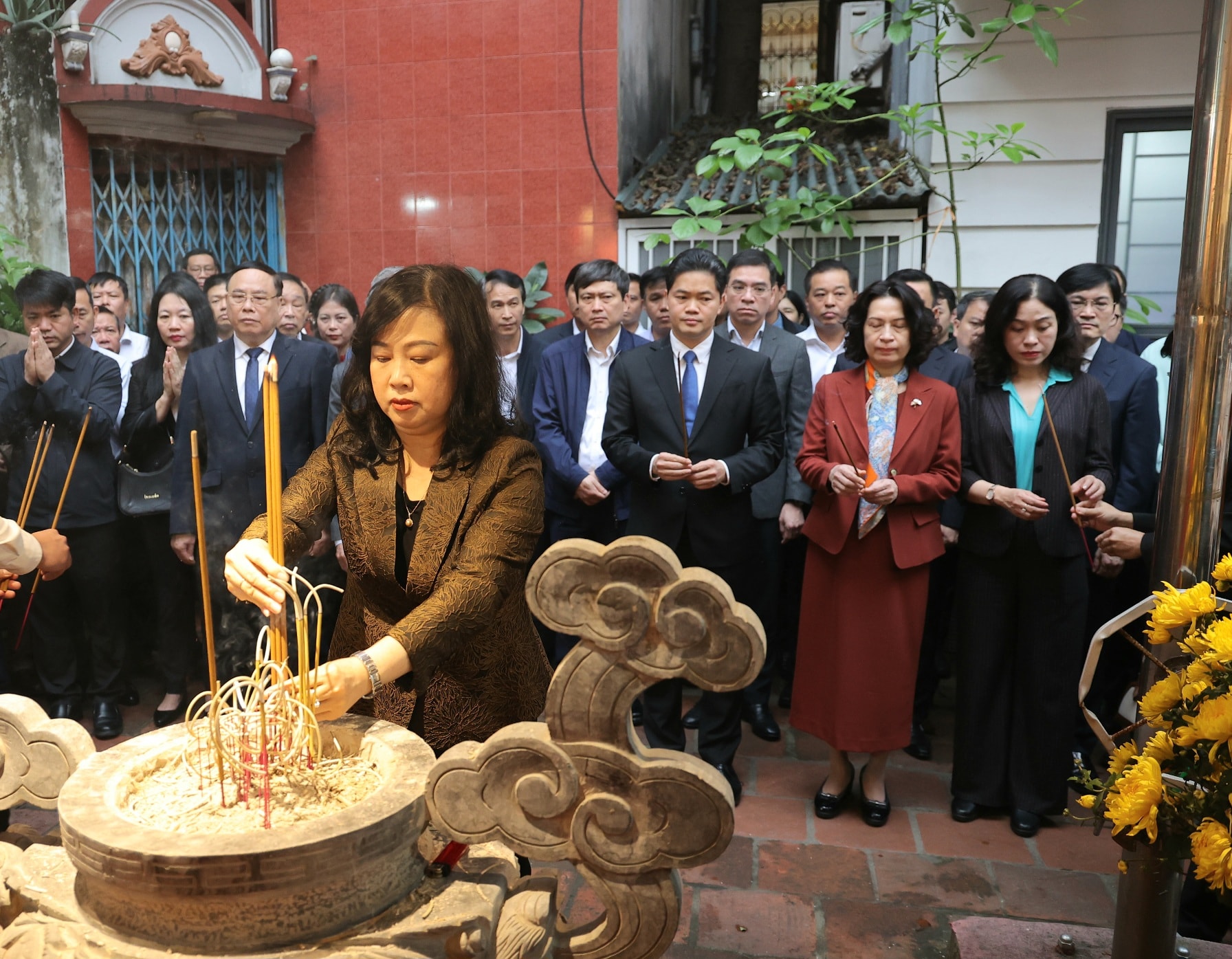 Bộ trưởng Đào Hồng Lan cùng đoàn Bộ Y tế dâng hương tưởng nhớ các Đại danh y tại Y miếu Thăng Long- Ảnh 2. Bộ trưởng Đào Hồng Lan cùng đoàn Bộ Y tế dâng hương tưởng nhớ các Đại danh y tại Y miếu Thăng Long- Ảnh 2.