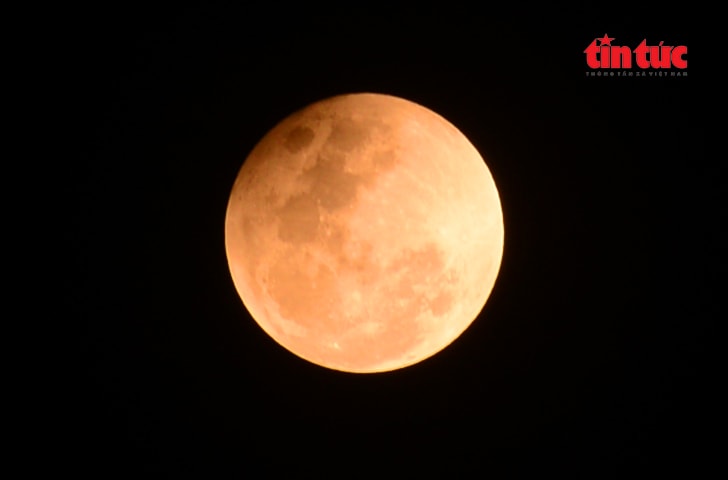 Chiêm ngưỡng khoảnh khắc ‘trăng máu’ đỏ rực bầu trời TP Hồ Chí Minh- Ảnh 4.