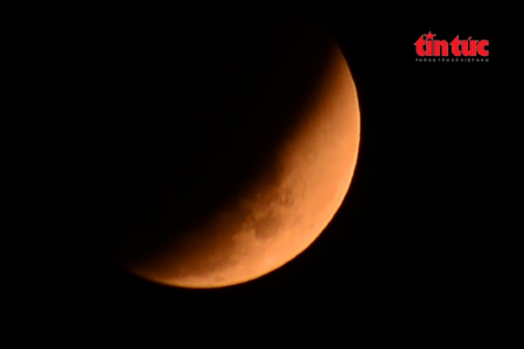 Chiêm ngưỡng khoảnh khắc ‘trăng máu’ đỏ rực bầu trời TP Hồ Chí Minh- Ảnh 1.