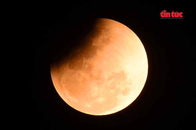 Chiêm ngưỡng khoảnh khắc ‘trăng máu’ đỏ rực bầu trời TP Hồ Chí Minh- Ảnh 3.
