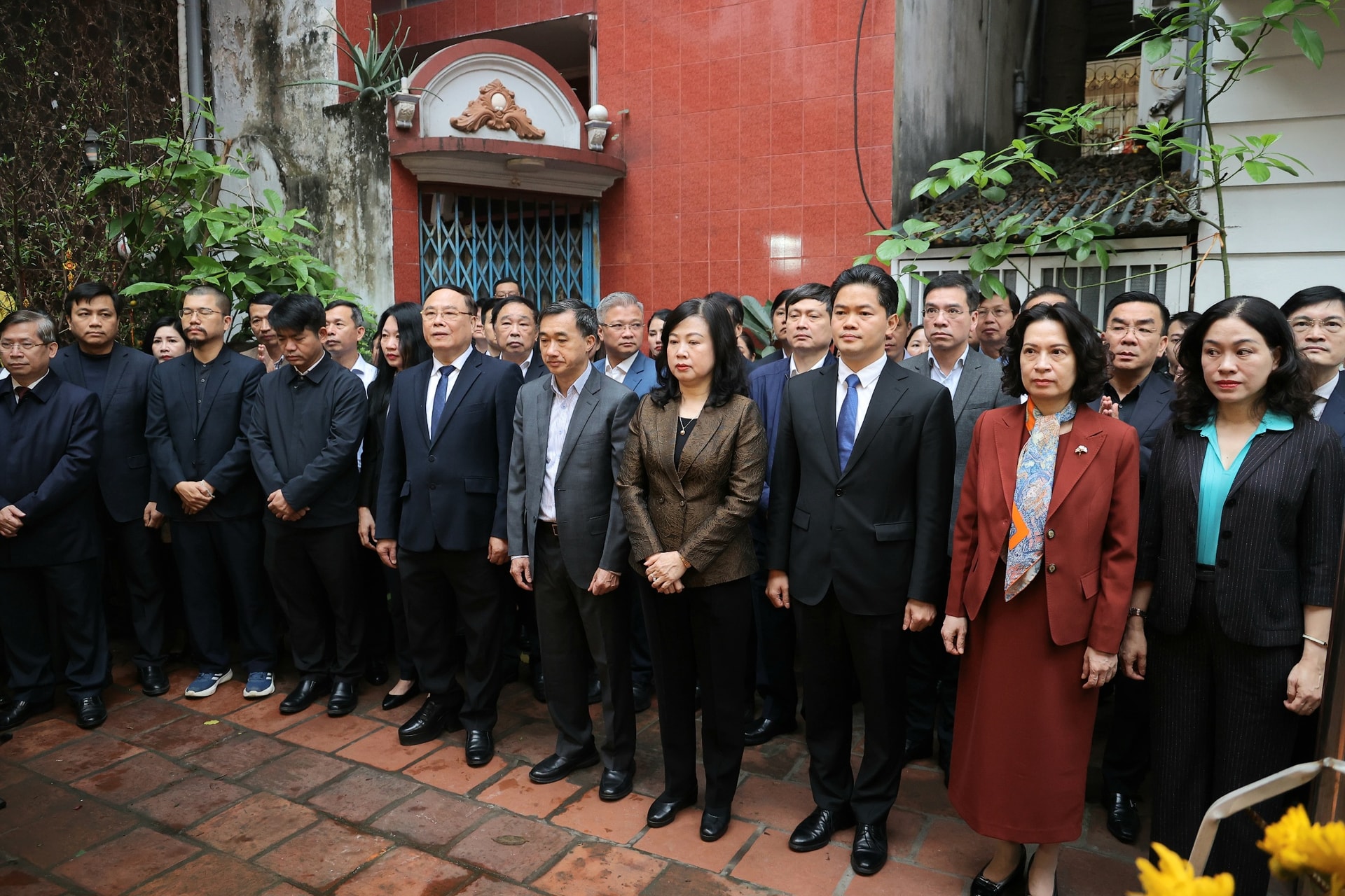 Bộ trưởng Đào Hồng Lan cùng đoàn Bộ Y tế dâng hương tưởng nhớ các Đại danh y tại Y miếu Thăng Long- Ảnh 1. Bộ trưởng Đào Hồng Lan cùng đoàn Bộ Y tế dâng hương tưởng nhớ các Đại danh y tại Y miếu Thăng Long- Ảnh 1.