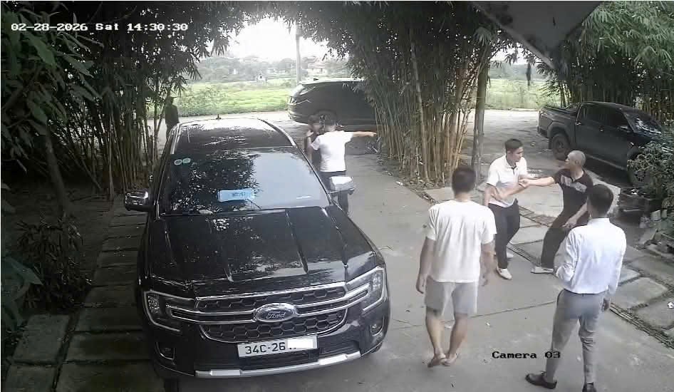 Mâu thuẫn trong lúc mời rượu, vợ chồng chủ quán bị khách đánh- Ảnh 1.