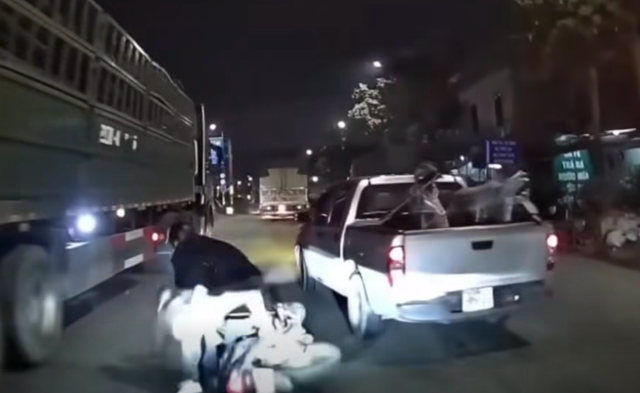 Tạm giữ tài xế xe ô tô 'chèn ép' xe máy chở 3 người ngã sát bánh xe tải- Ảnh 1. Tạm giữ tài xế xe ô tô 'chèn ép' xe máy chở 3 người ngã sát bánh xe tải- Ảnh 1.