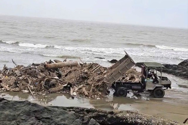 Video người dân đổ hàng tấn rác ra biển để ‘nhờ’ thủy triều cuốn đi- Ảnh 1. Video người dân đổ hàng tấn rác ra biển để ‘nhờ’ thủy triều cuốn đi- Ảnh 1.