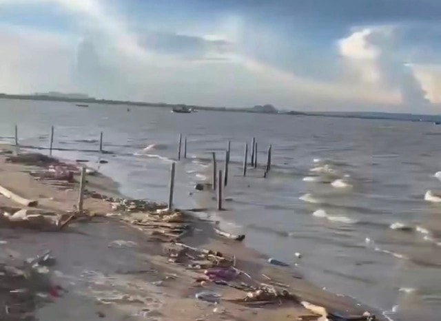 Video người dân đổ hàng tấn rác ra biển để ‘nhờ’ thủy triều cuốn đi- Ảnh 2. Video người dân đổ hàng tấn rác ra biển để ‘nhờ’ thủy triều cuốn đi- Ảnh 2.