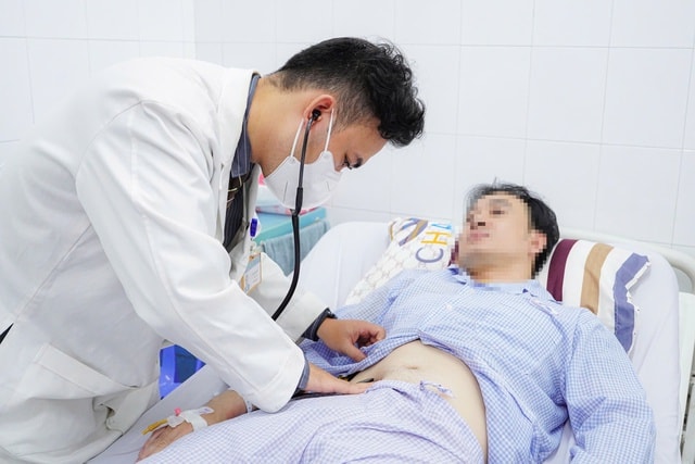 Thêm 1 vụ ngộ độc bánh mì tại TPHCM, 6 người nhập viện- Ảnh 3.