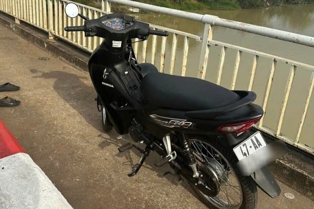 Tìm thấy thi thể nam thanh niên nhảy cầu tự vẫn trên sông Sêrêpốk- Ảnh 1. Tìm thấy thi thể nam thanh niên nhảy cầu tự vẫn trên sông Sêrêpốk- Ảnh 1.