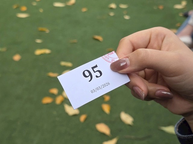 Sở GD&ĐT Hà Nội yêu cầu rà soát việc xếp hàng nộp hồ sơ vào lớp 10- Ảnh 1. Sở GD&ĐT Hà Nội yêu cầu rà soát việc xếp hàng nộp hồ sơ vào lớp 10- Ảnh 1.