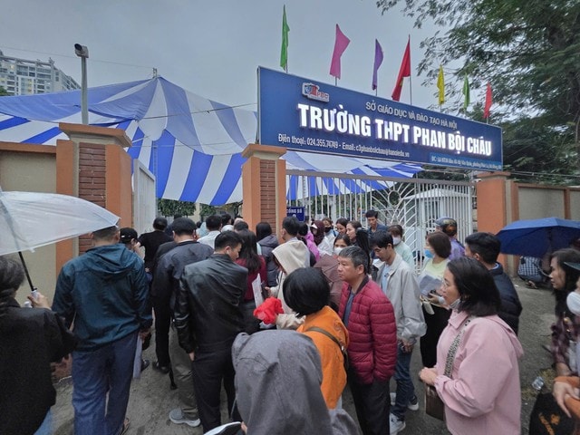Sở GD&ĐT Hà Nội yêu cầu rà soát việc xếp hàng nộp hồ sơ vào lớp 10- Ảnh 2. Sở GD&ĐT Hà Nội yêu cầu rà soát việc xếp hàng nộp hồ sơ vào lớp 10- Ảnh 2.