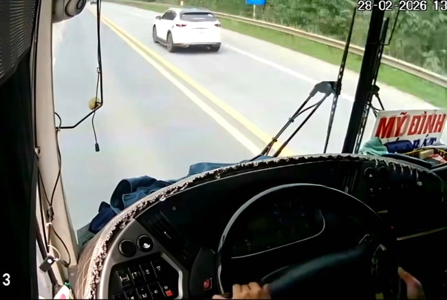 Xử phạt lái xe khách đi ngược chiều trên cao tốc 5 triệu đồng, trừ 2 điểm GPLX- Ảnh 1. Xử phạt lái xe khách đi ngược chiều trên cao tốc 5 triệu đồng, trừ 2 điểm GPLX- Ảnh 1.