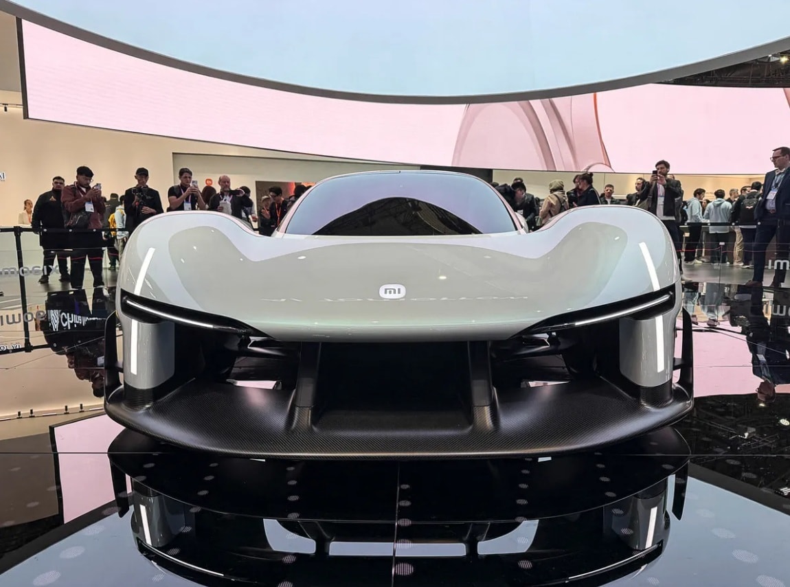 Vision GT mang đầy đủ đặc trưng của dòng hypercar. Phần đầu xe thấp sát mặt đất, hốc gió lớn và cánh chia gió bằng sợi carbon kích thước lớn tạo ấn tượng mạnh về khí động học. Thiết kế này hướng tới việc tối ưu luồng không khí khi xe vận hành ở tốc độ cao.
