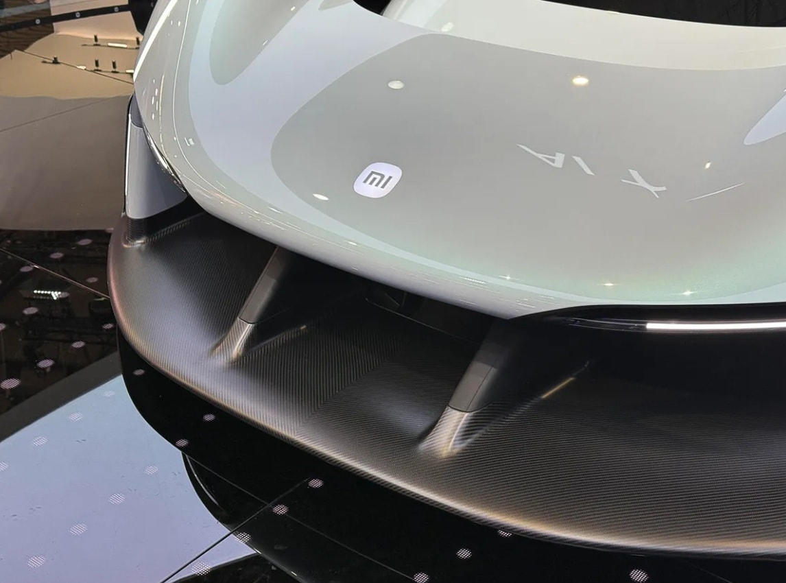 Ở góc nhìn ba phần tư phía trước, mái vòm cong nổi bật nhấn mạnh hình dáng khí động học. Bộ mâm cũng là chi tiết gây chú ý khi có cụm hub lớn không xoay theo bánh xe, giúp logo luôn hiển thị thẳng. Theo Xiaomi, cấu trúc này còn hỗ trợ giảm lực cản, cho phép luồng khí đi qua dễ dàng hơn. Xung quanh mâm là các khe thoát gió, góp phần làm mát hệ thống phanh.