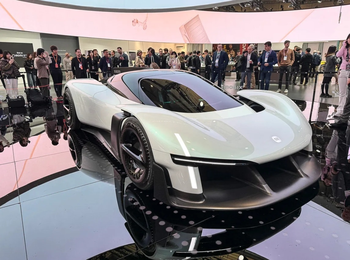 Từ phía sau, Vision GT gây ấn tượng với cấu trúc gần như rỗng hoàn toàn, tạo đường thoát khí lớn nhằm giảm lực cản. Cụm đèn phanh LED chạy viền quanh đuôi xe tăng tính nhận diện. Thiết kế đuôi dốc mạnh, góc cạnh sắc nét, cho thấy mục tiêu hướng tới tốc độ tối đa.