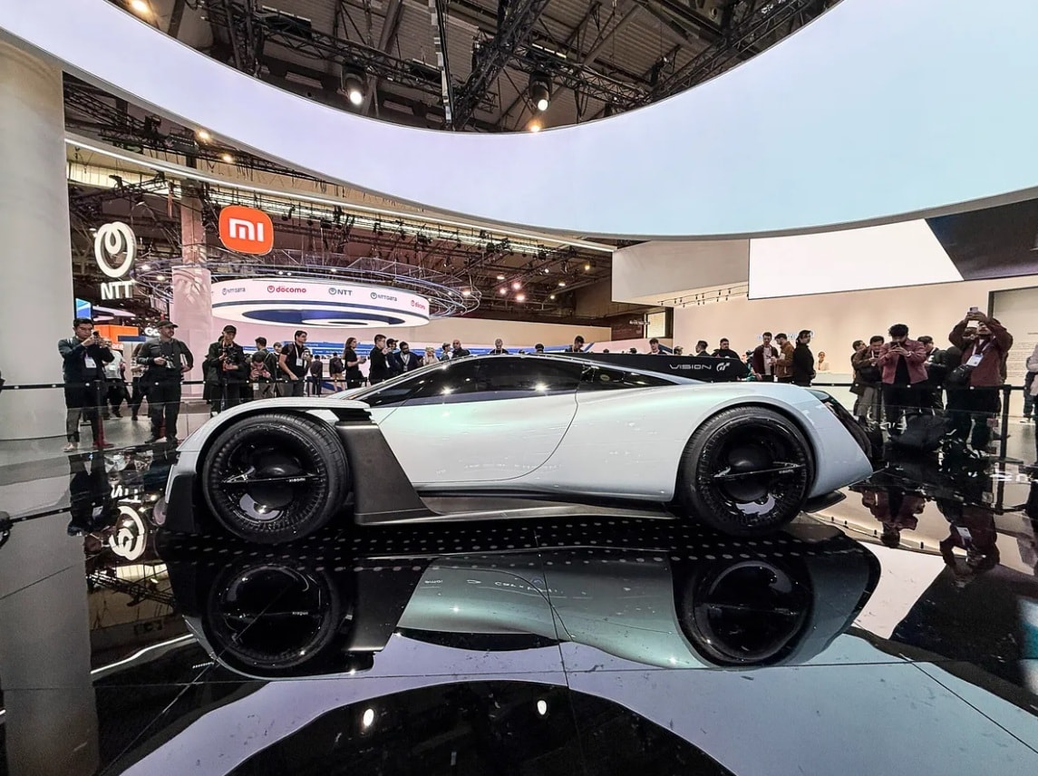 Khách tham quan không được tiếp cận khoang lái song video trình chiếu tại sự kiện cho thấy khoang nội thất mang phong cách tương lai. Hệ thống đèn LED bao quanh vị trí người lái, tạo cảm giác như ngồi trong buồng điều khiển.