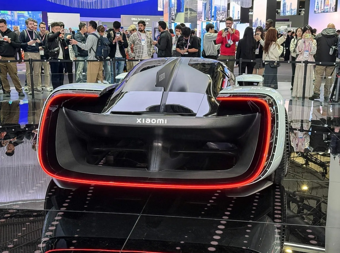 Ghế ngồi được thiết kế bo tròn, Xiaomi mô tả theo phong cách “sofa” dù quan sát bên ngoài cho thấy khoang xe thiên về tính khí động học hơn là sự rộng rãi. Với thiết kế gầm thấp và tư thế ngồi sát mặt đường, Vision GT hướng tới trải nghiệm tốc độ thay vì tiện nghi.