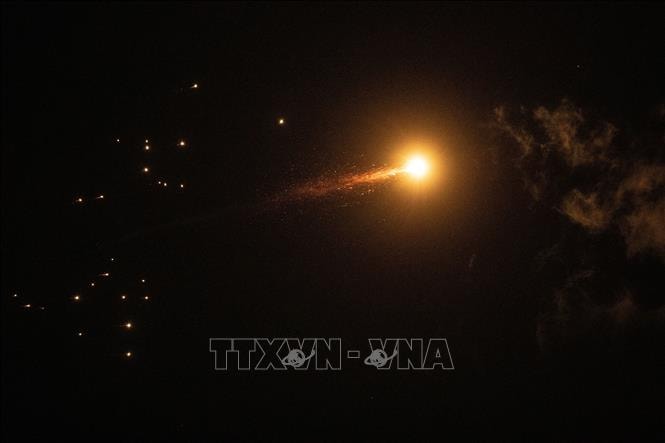 Xung đột tại Trung Đông: Iran tiếp tục phóng tên lửa vào Israel- Ảnh 1.