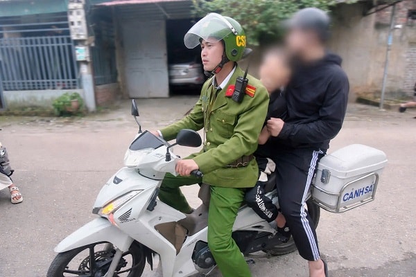 Thiếu tá Công an kịp thời cứu giúp cháu bé lên cơn động kinh tại khu vực cầu Vĩnh Phú- Ảnh 1. Thiếu tá Công an kịp thời cứu giúp cháu bé lên cơn động kinh tại khu vực cầu Vĩnh Phú- Ảnh 1.