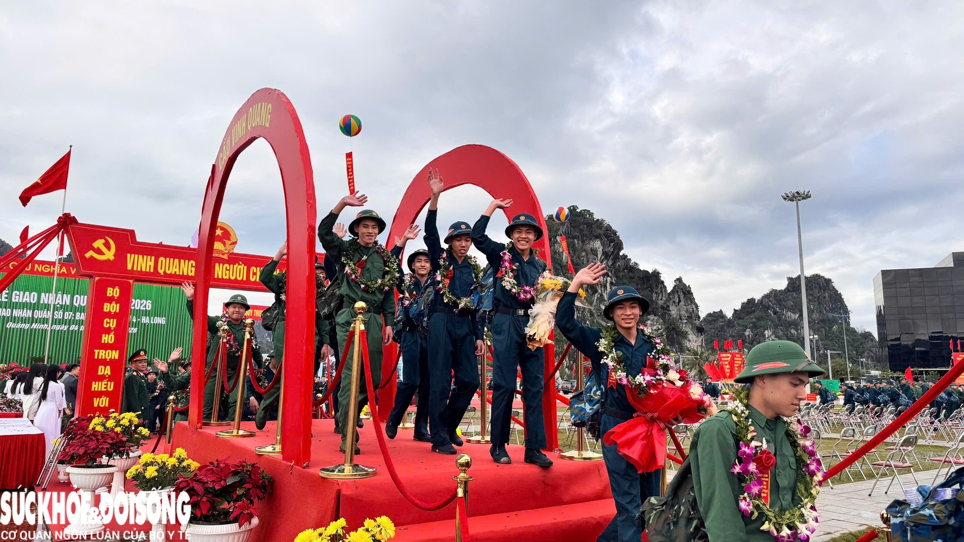 Nghẹn ngào giây phút tiễn tân binh Hải Phòng lên đường nhập ngũ trong Ngày hội tòng quân 2026- Ảnh 13. Nghẹn ngào giây phút tiễn tân binh Hải Phòng lên đường nhập ngũ trong Ngày hội tòng quân 2026- Ảnh 13.