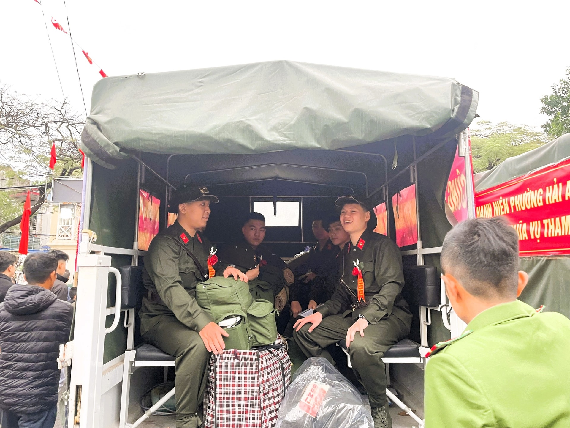 Nghẹn ngào giây phút tiễn tân binh Hải Phòng lên đường nhập ngũ trong Ngày hội tòng quân 2026- Ảnh 9. Nghẹn ngào giây phút tiễn tân binh Hải Phòng lên đường nhập ngũ trong Ngày hội tòng quân 2026- Ảnh 9.