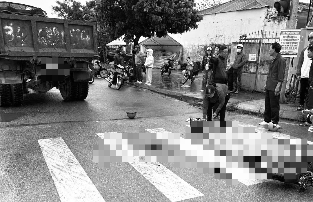Va chạm với ô tô tải, cháu tử vong, bà bị thương- Ảnh 1.