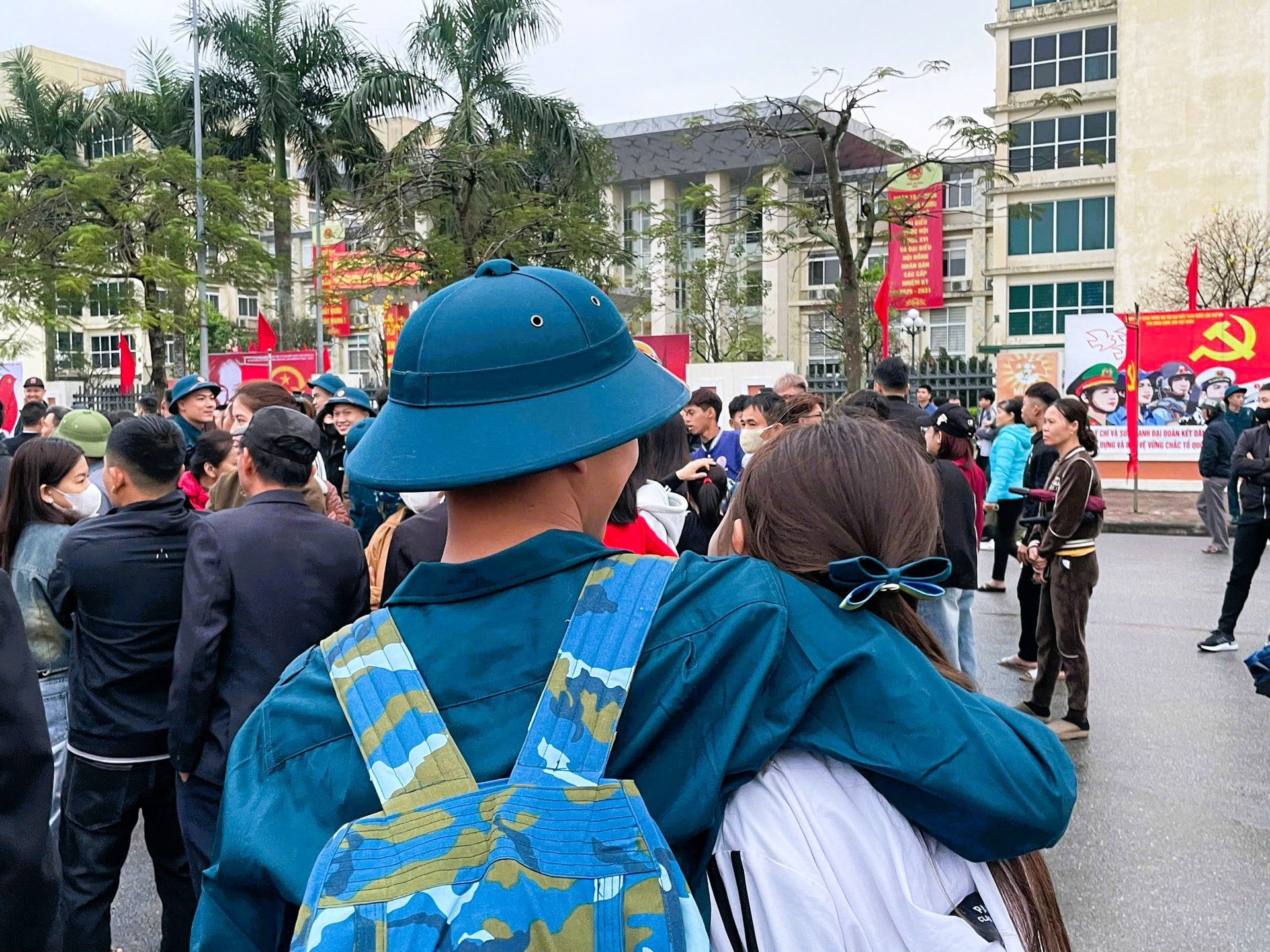 Nghẹn ngào giây phút tiễn tân binh Hải Phòng lên đường nhập ngũ trong Ngày hội tòng quân 2026- Ảnh 4. Nghẹn ngào giây phút tiễn tân binh Hải Phòng lên đường nhập ngũ trong Ngày hội tòng quân 2026- Ảnh 4.