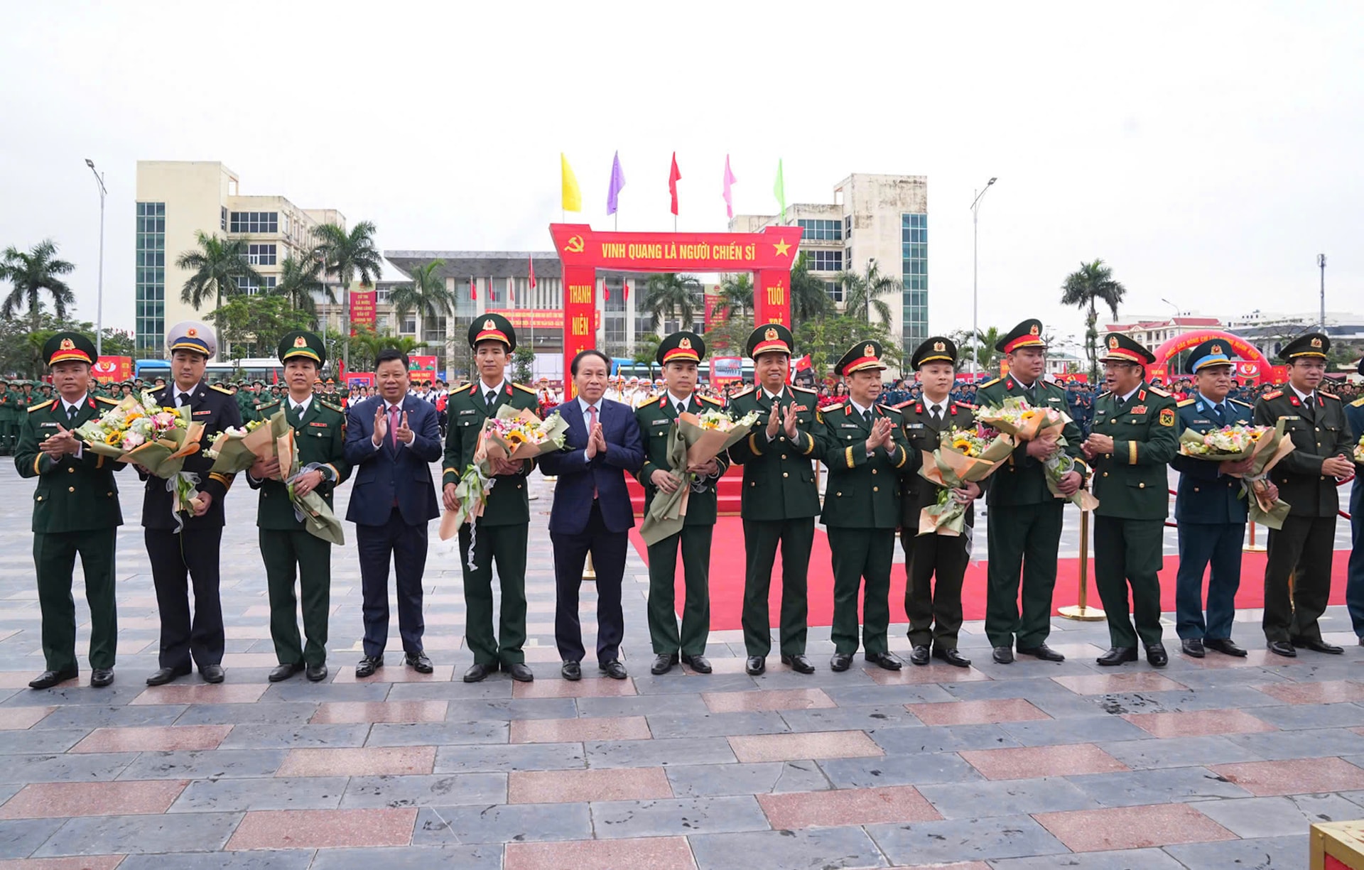 Nghẹn ngào giây phút tiễn tân binh Hải Phòng lên đường nhập ngũ trong Ngày hội tòng quân 2026- Ảnh 1. Nghẹn ngào giây phút tiễn tân binh Hải Phòng lên đường nhập ngũ trong Ngày hội tòng quân 2026- Ảnh 1.