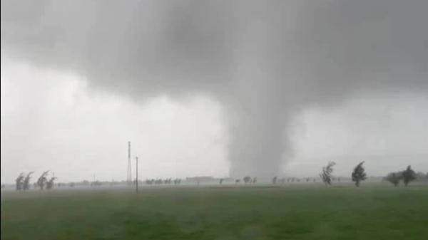 Vì sao xuất hiện dông lốc bất thường ở Quảng Ngãi?- Ảnh 1. Vì sao xuất hiện dông lốc bất thường ở Quảng Ngãi?- Ảnh 1.