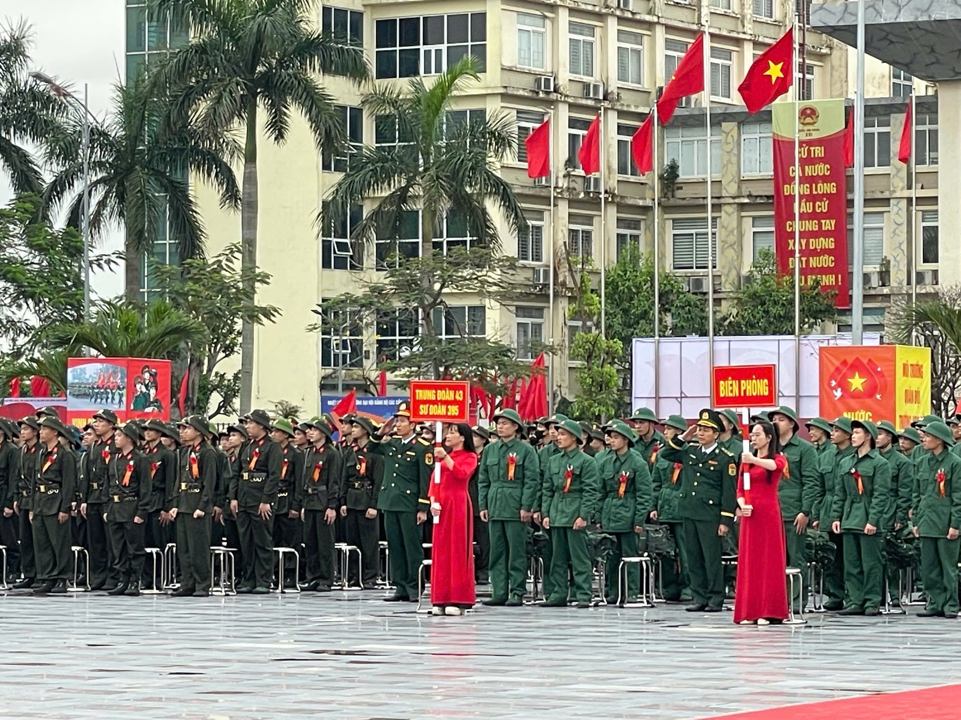 Nghẹn ngào giây phút tiễn tân binh Hải Phòng lên đường nhập ngũ trong Ngày hội tòng quân 2026- Ảnh 2. Nghẹn ngào giây phút tiễn tân binh Hải Phòng lên đường nhập ngũ trong Ngày hội tòng quân 2026- Ảnh 2.