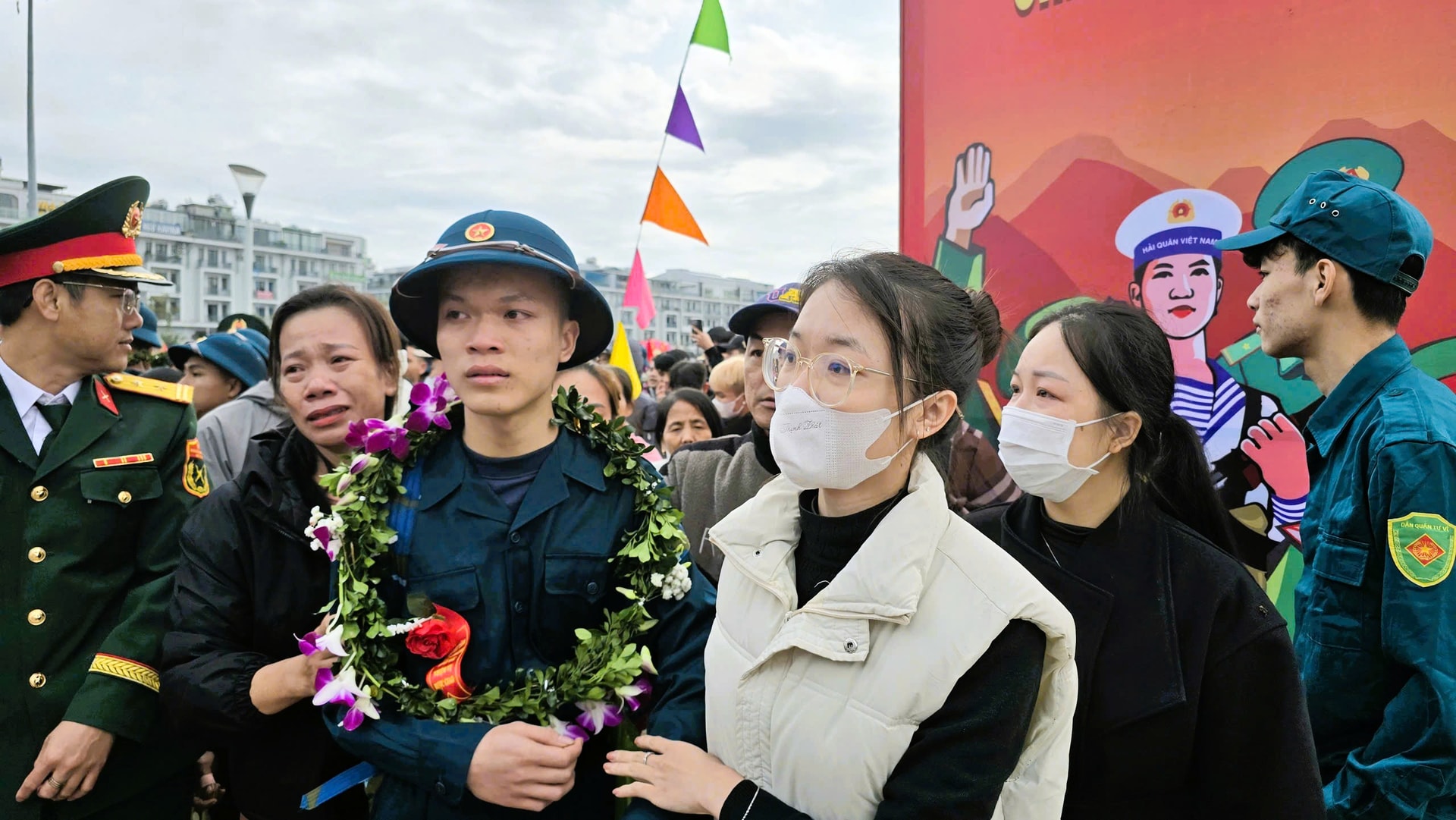 Nghẹn ngào giây phút tiễn tân binh Hải Phòng lên đường nhập ngũ trong Ngày hội tòng quân 2026- Ảnh 6. Nghẹn ngào giây phút tiễn tân binh Hải Phòng lên đường nhập ngũ trong Ngày hội tòng quân 2026- Ảnh 6.