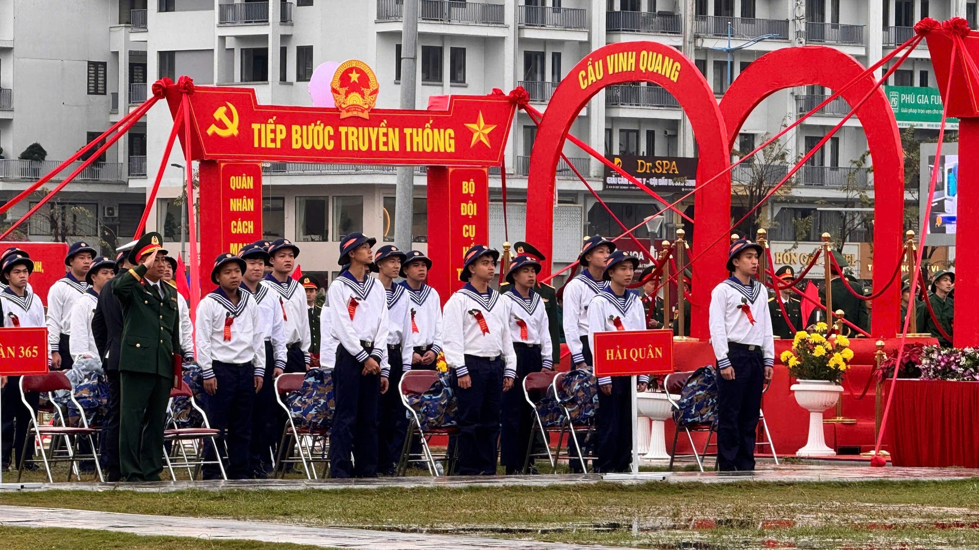 Nghẹn ngào giây phút tiễn tân binh Hải Phòng lên đường nhập ngũ trong Ngày hội tòng quân 2026- Ảnh 14. Nghẹn ngào giây phút tiễn tân binh Hải Phòng lên đường nhập ngũ trong Ngày hội tòng quân 2026- Ảnh 14.