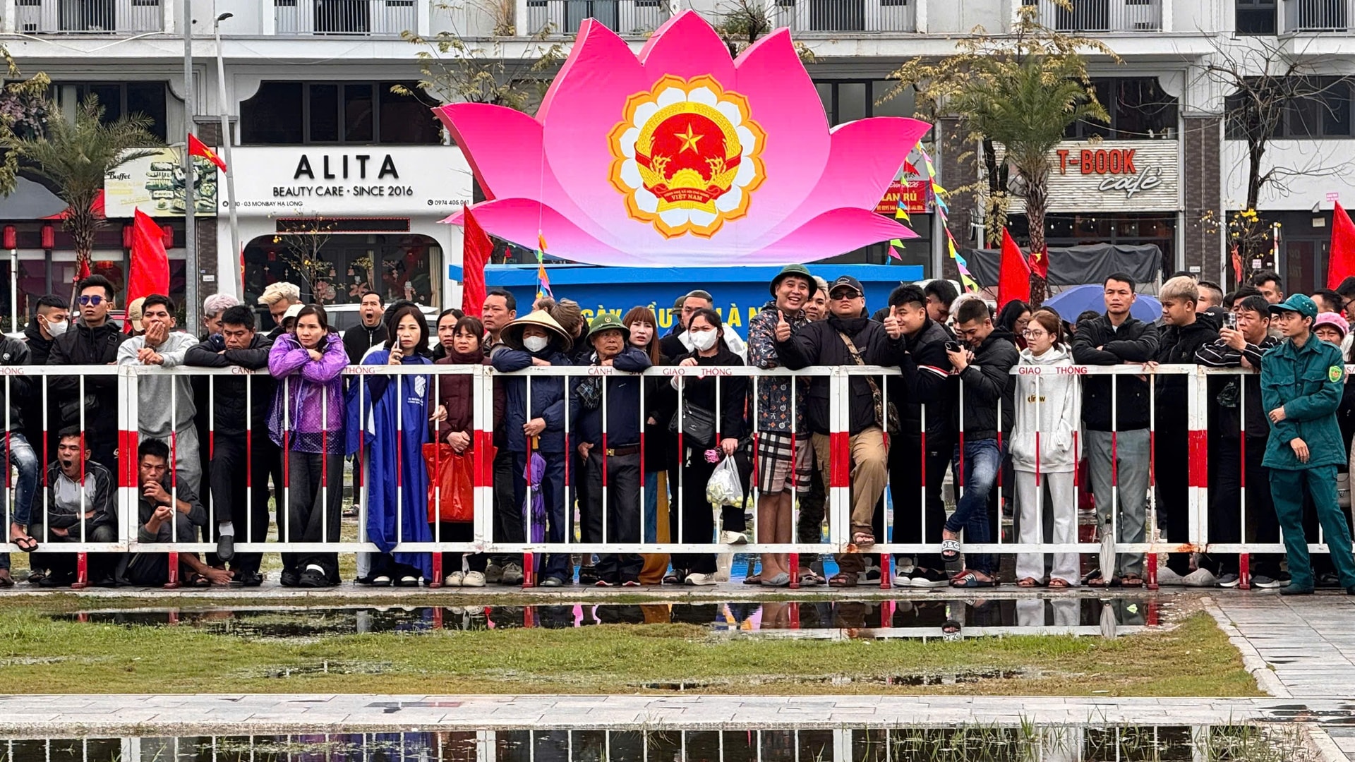 Nghẹn ngào giây phút tiễn tân binh Hải Phòng lên đường nhập ngũ trong Ngày hội tòng quân 2026- Ảnh 15. Nghẹn ngào giây phút tiễn tân binh Hải Phòng lên đường nhập ngũ trong Ngày hội tòng quân 2026- Ảnh 15.