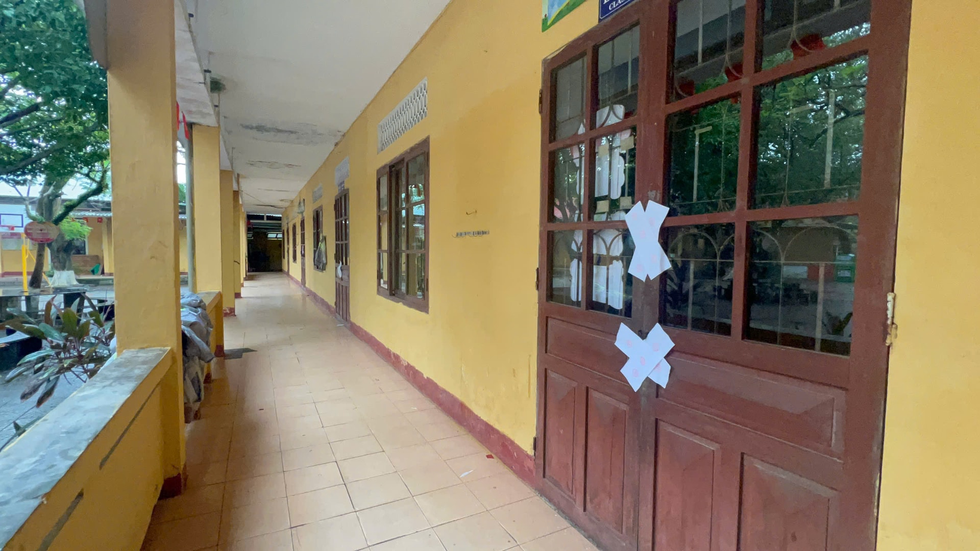 Hàng trăm học sinh tiểu học ở Huế phải học nhờ tại trường đại học, cao đẳng- Ảnh 1.