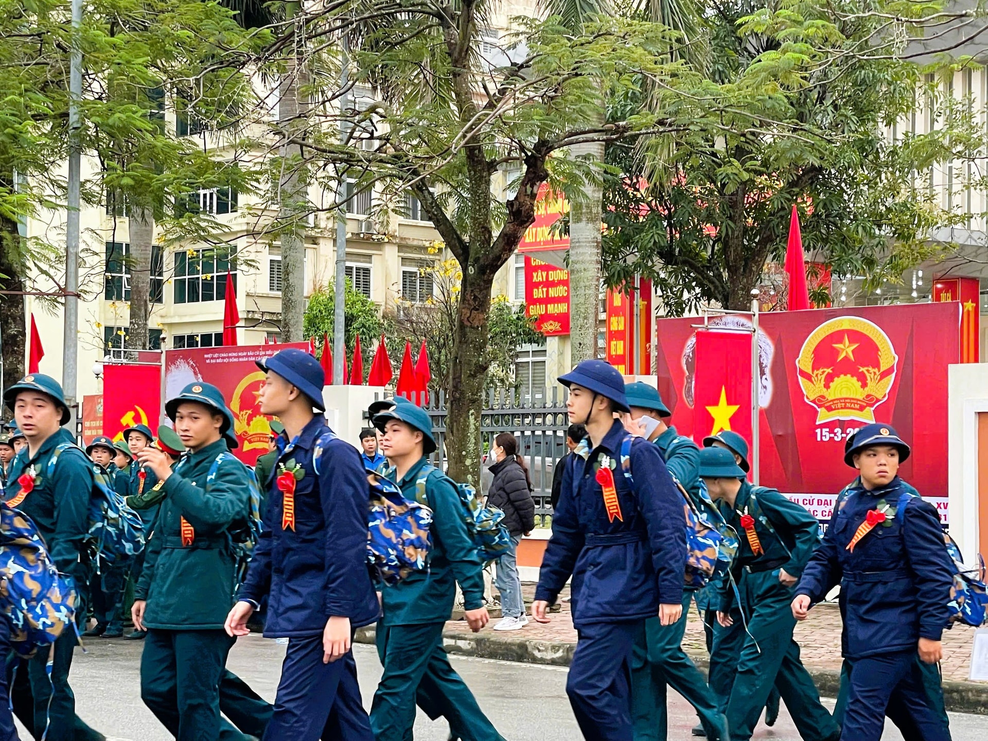 Nghẹn ngào giây phút tiễn tân binh Hải Phòng lên đường nhập ngũ trong Ngày hội tòng quân 2026- Ảnh 3. Nghẹn ngào giây phút tiễn tân binh Hải Phòng lên đường nhập ngũ trong Ngày hội tòng quân 2026- Ảnh 3.